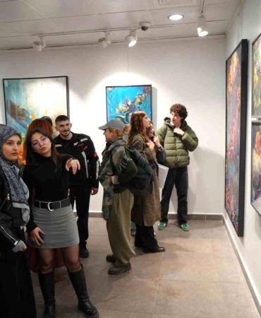 Makineleşen insan eleştirisi tuvale yansıdı: