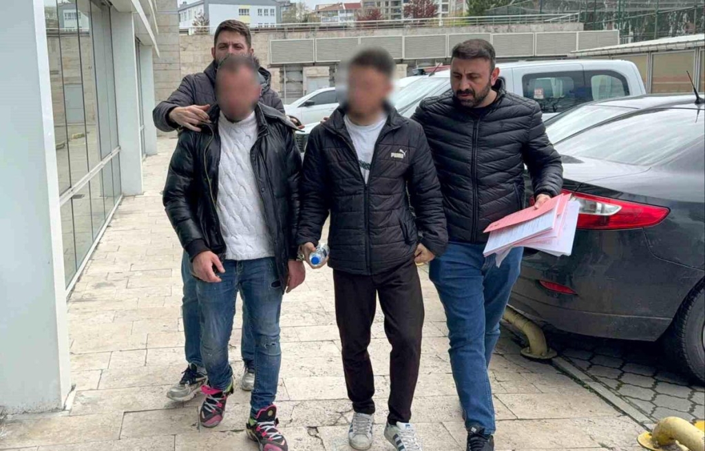 Uyuşturucu operasyonunda gözaltına alınan 2 kişi adliyeye sevk edildi