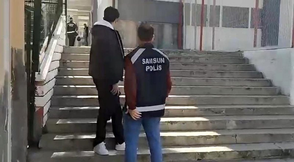 Zamanla yarışan polis kimliğini kaybeden öğrenciyi sınava yetiştirdi