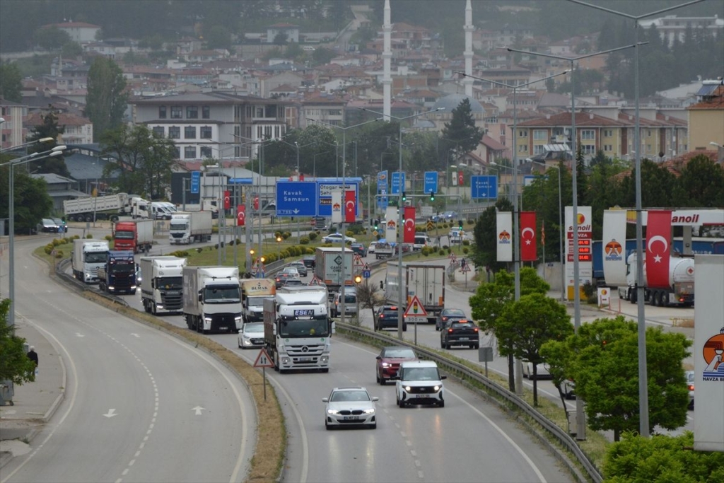 Ankara-Samsun kara yolu Havza geçişinde trafik yoğunluğu başladı
