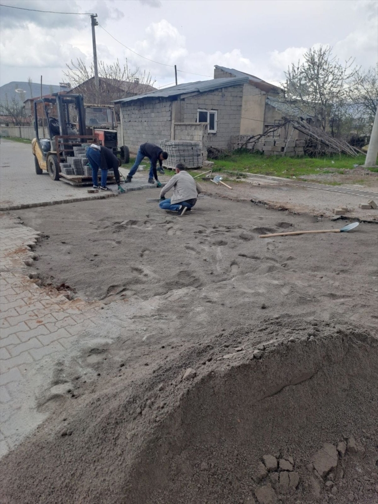 Güroymak Belediyesi yollara parke taşı döşüyor