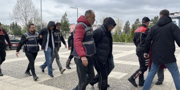 Konuşmaya çağırdıkları 2 kişiyi tabancayla vurup kaçan 3 şüpheliye gözaltı