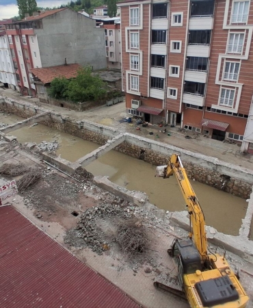 Samsun'un Havza ilçesinde dere üzerinde bulunan iş yerlerinin yıkımı bir bina haricinde tamamlandı