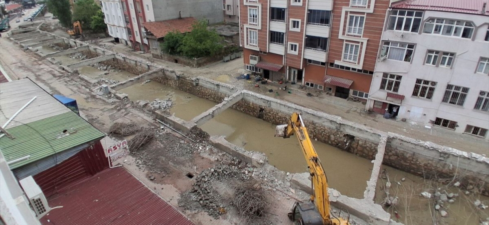 Samsun'un Havza ilçesinde dere üzerinde bulunan iş yerlerinin yıkımı bir bina haricinde tamamlandı