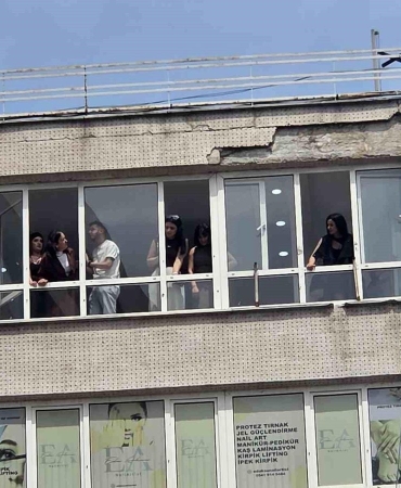 8 katlı iş hanından düşen sıva parçaları 2 kişiyi yaraladı