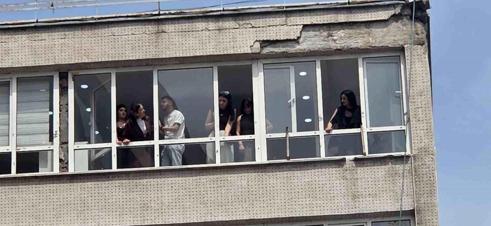 8 katlı iş hanından düşen sıva parçaları 2 kişiyi yaraladı