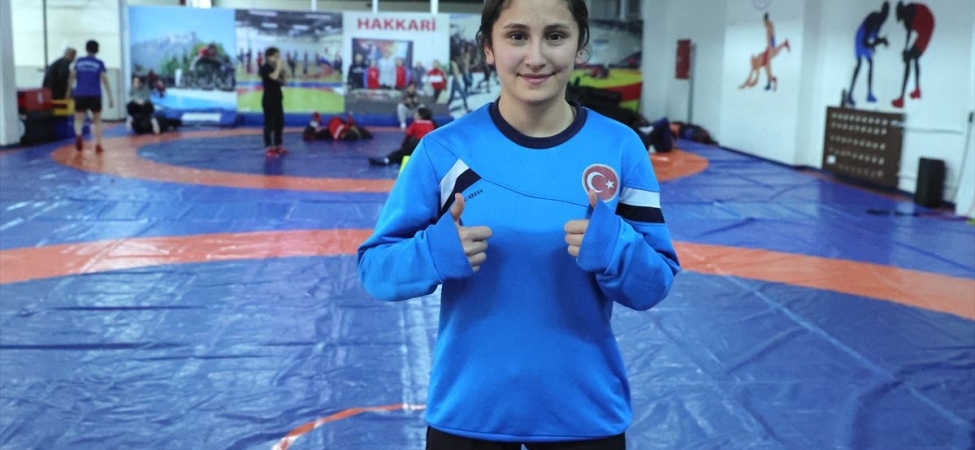 Ablasının başarısından esinlenerek başladığı güreşte Türkiye şampiyonu oldu