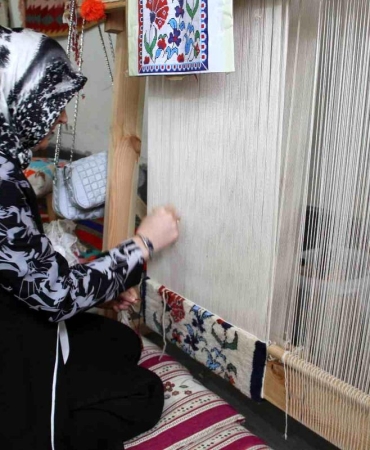 Annesinden öğrendiği sanatı yaşatıyor