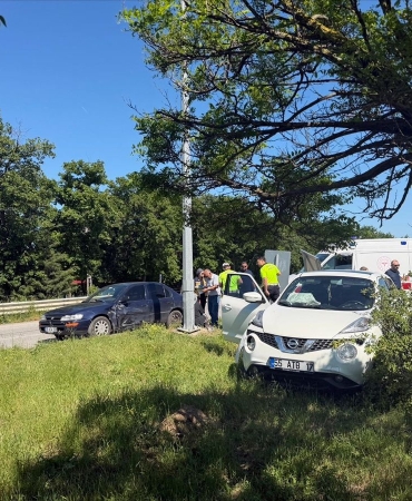 Bafra'da SUV tipi araçla otomobilin çarpıştığı kazada 2 kişi yaralandı
