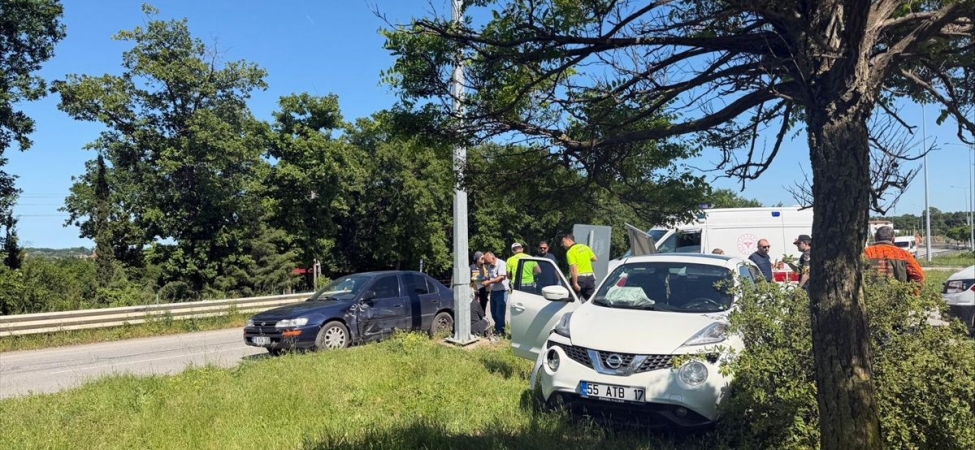 Bafra'da SUV tipi araçla otomobilin çarpıştığı kazada 2 kişi yaralandı