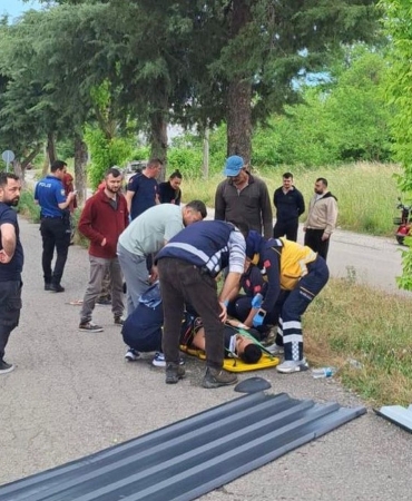 Kamyon ile kamyonet çarpıştı; 5 yaralı
