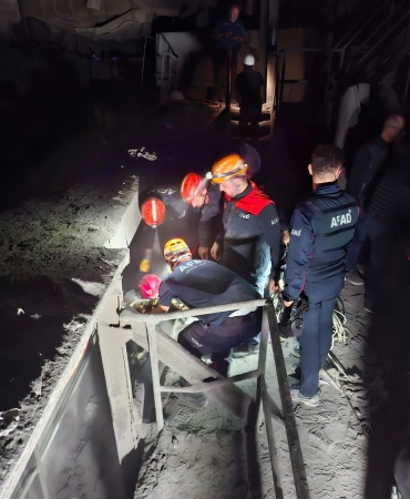 Yüksek gerilim hattından akıma kapılıp, kuyuya düşen 3 işçi öldü