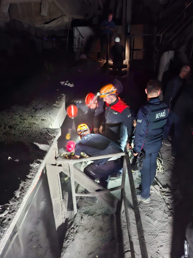 Yüksek gerilim hattından akıma kapılıp, kuyuya düşen 3 işçi öldü