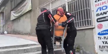 Yunus polisi, yürüteciyle giderken zorlanan kadını sandalyeyle taşıyıp evine bıraktı