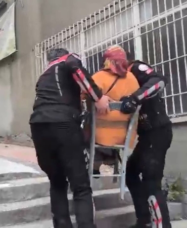 Yunus polisi, yürüteciyle giderken zorlanan kadını sandalyeyle taşıyıp evine bıraktı