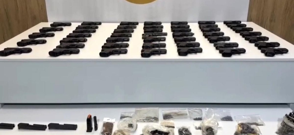 Aracın döşeme içlerine gizlenen 47 tabanca ele geçirildi