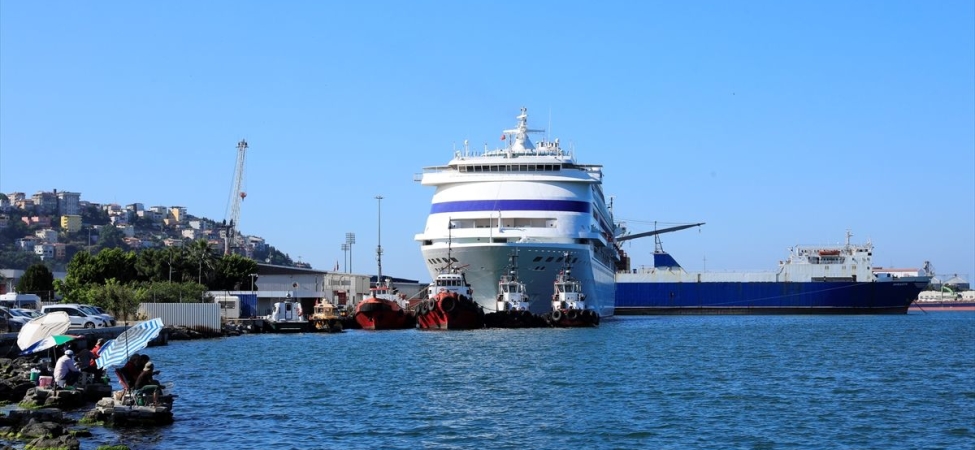 "Astoria Grande" kruvaziyeri 585 yolcusuyla Samsun Limanı'na demirledi