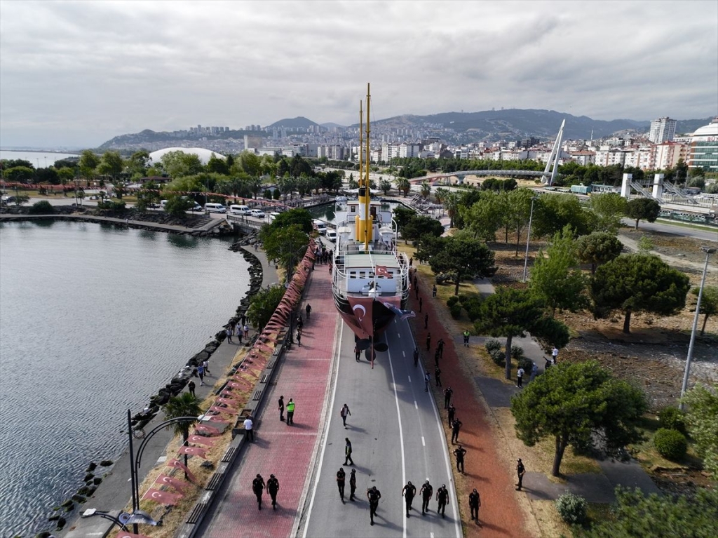 Bandırma Gemi Müzesi karadan yürütülerek İstiklal Meydanı