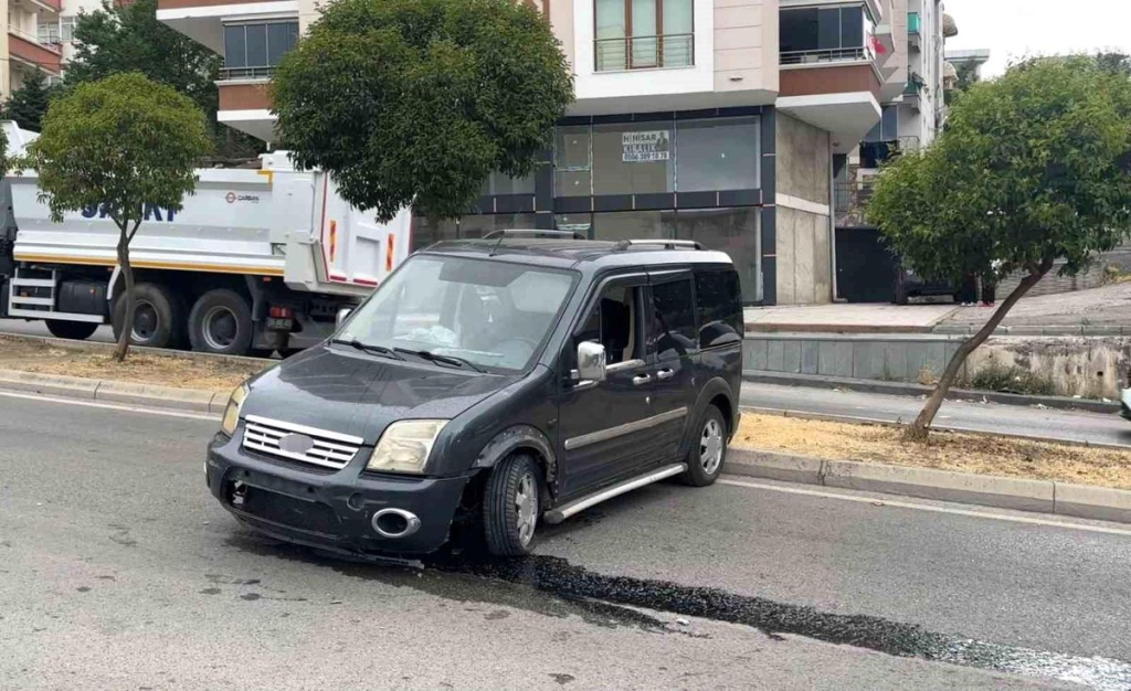 Freni boşalan hafif ticari araç 2 metreden yola düştü