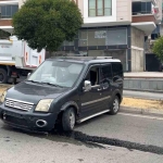 Freni boşalan hafif ticari araç 2 metreden yola düştü