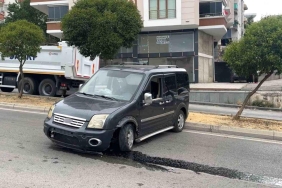 Freni boşalan hafif ticari araç 2 metreden yola düştü