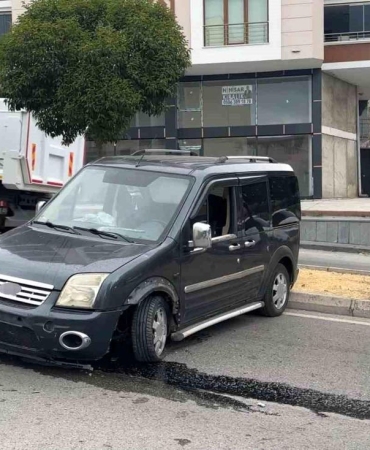 Freni boşalan hafif ticari araç 2 metreden yola düştü