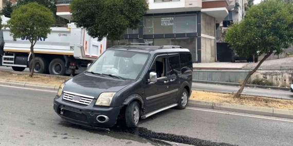 Freni boşalan hafif ticari araç 2 metreden yola düştü