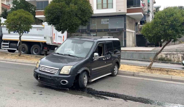 Freni boşalan hafif ticari araç 2 metreden yola düştü