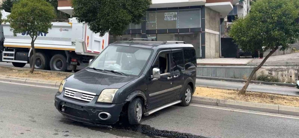 Freni boşalan hafif ticari araç 2 metreden yola düştü