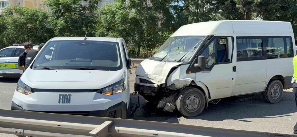 Hamile eşini hastaneye götürürken kaza yapan araca çarptı: 3 yaralı