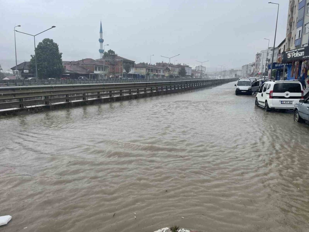 Kavak’ta sağanak yağış etkili oldu: Yollar göle döndü