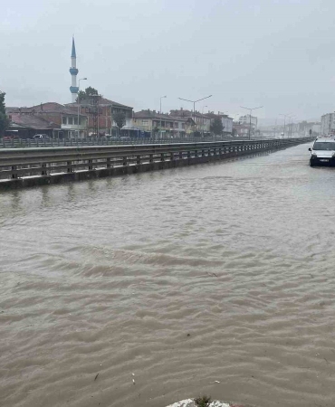 Kavak’ta sağanak yağış etkili oldu: Yollar göle döndü