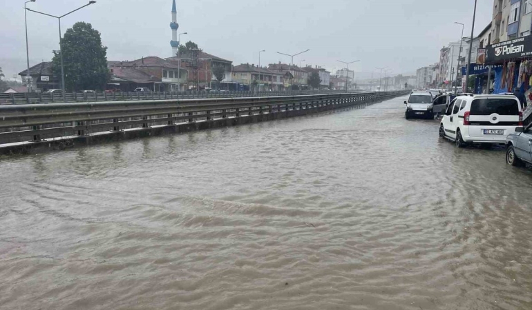 Kavak’ta sağanak yağış etkili oldu: Yollar göle döndü