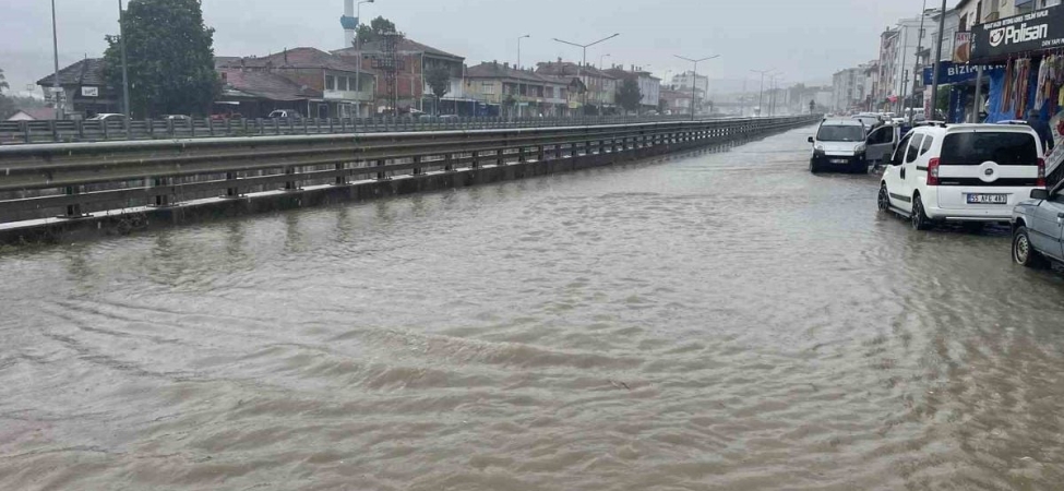 Kavak’ta sağanak yağış etkili oldu: Yollar göle döndü