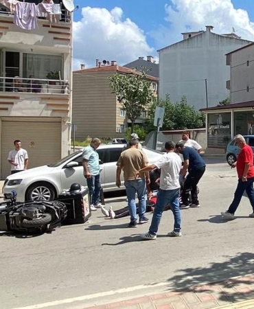 Kavşakta motosiklet ile elektrikli bisiklet çarpıştı: 2 yaralı