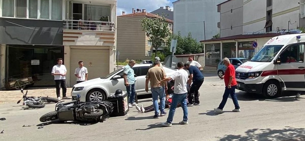 Kavşakta motosiklet ile elektrikli bisiklet çarpıştı: 2 yaralı