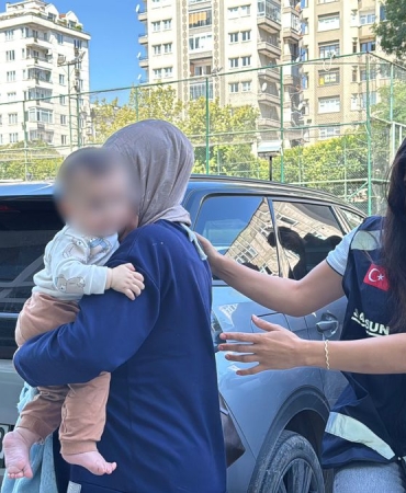 Kucağında bebeğiyle, çantasında 1 kilogram metamfetaminle yakalandı