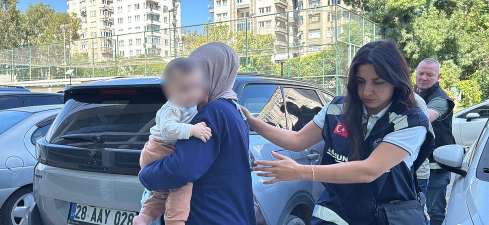 Kucağında bebeğiyle, çantasında 1 kilogram metamfetaminle yakalandı