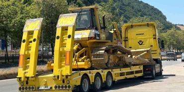 Motosiklet ile iş makinesi taşıyan tır çarpıştı: 1 yaralı