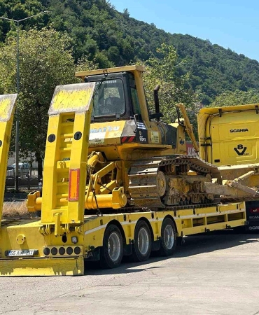 Motosiklet ile iş makinesi taşıyan tır çarpıştı: 1 yaralı