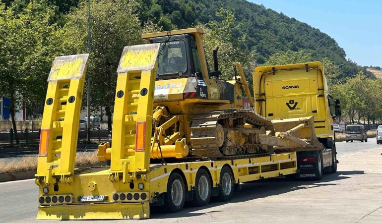 Motosiklet ile iş makinesi taşıyan tır çarpıştı: 1 yaralı
