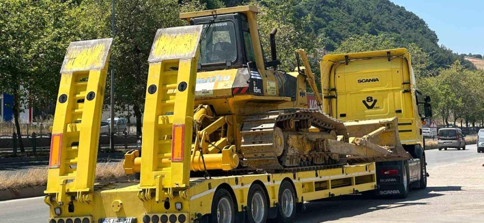 Motosiklet ile iş makinesi taşıyan tır çarpıştı: 1 yaralı