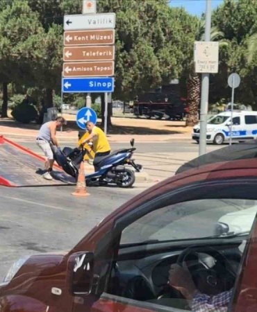 Motosiklet ile otomobil çarpıştı
