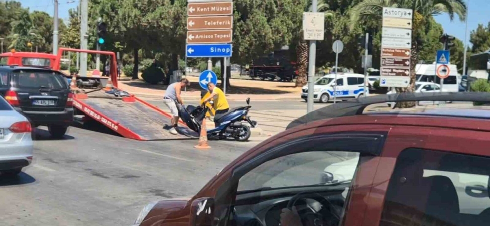 Motosiklet ile otomobil çarpıştı
