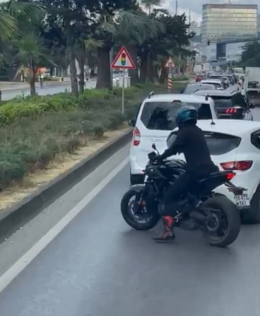 Motosiklet sürücüsü, vakaya giden itfaiye aracına yolu açtı