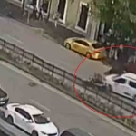 Önüne çıkan hafif ticari araçtan kaçarken refüjü aşıp karşı şeride savruldu