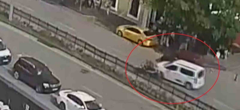 Önüne çıkan hafif ticari araçtan kaçarken refüjü aşıp karşı şeride savruldu