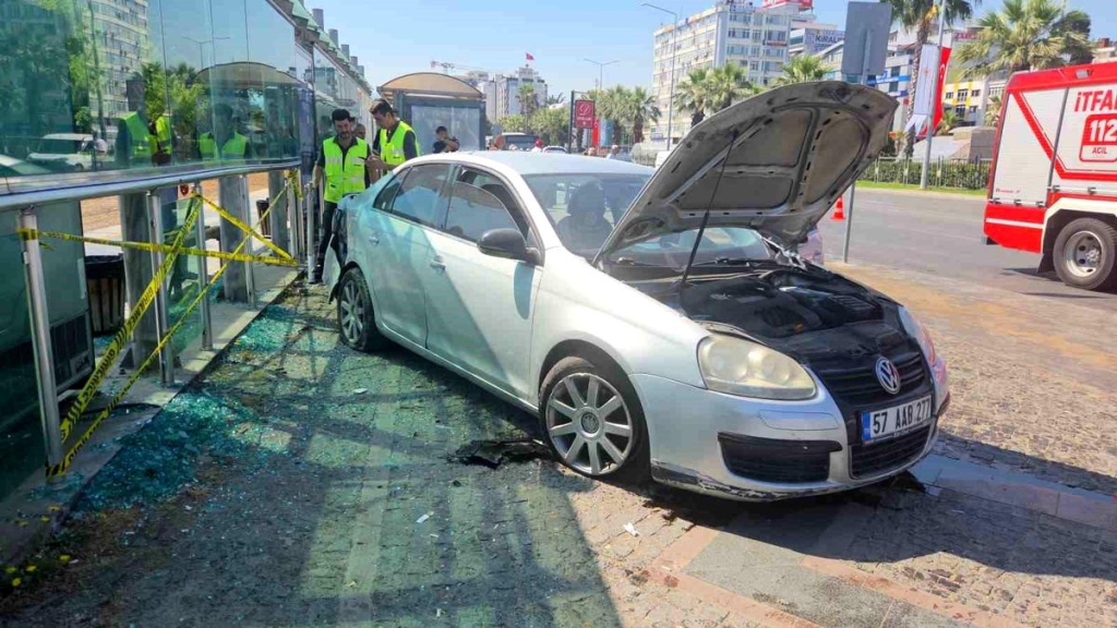 Otomobil tramvay istasyonuna çarptı: 3 yaralı