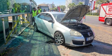 Otomobil tramvay istasyonuna çarptı: 3 yaralı