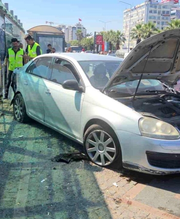 Otomobil tramvay istasyonuna çarptı: 3 yaralı